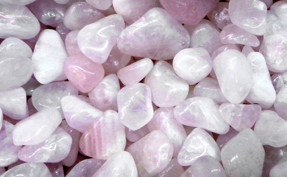 Comprender las piedras preciosas del chakra del corazón: 7 cristales para todo tipo de amor