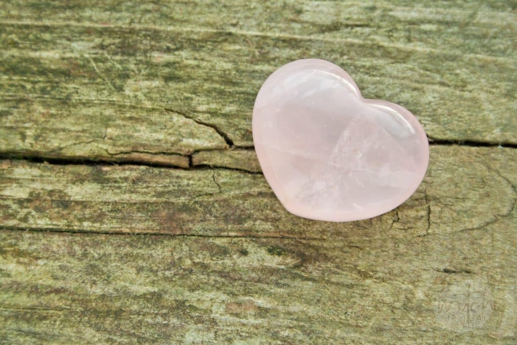 Colocación del chakra del cuarzo rosa: un corazón sano