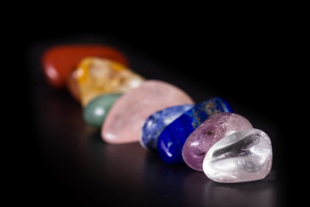 7 colores y significados de las piedras de los chakras: desglosados ​​y fáciles de entender