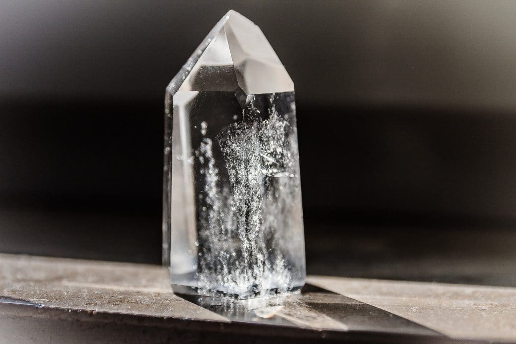 Los 5 mejores cristales curativos para conectar y curar tu chakra de la coronilla: lista de piedras