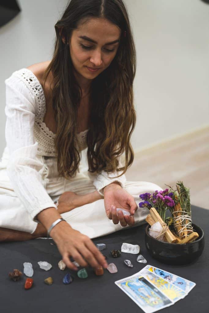 9 maneras de utilizar la colocación de chakras de cuarzo transparente en su viaje espiritual