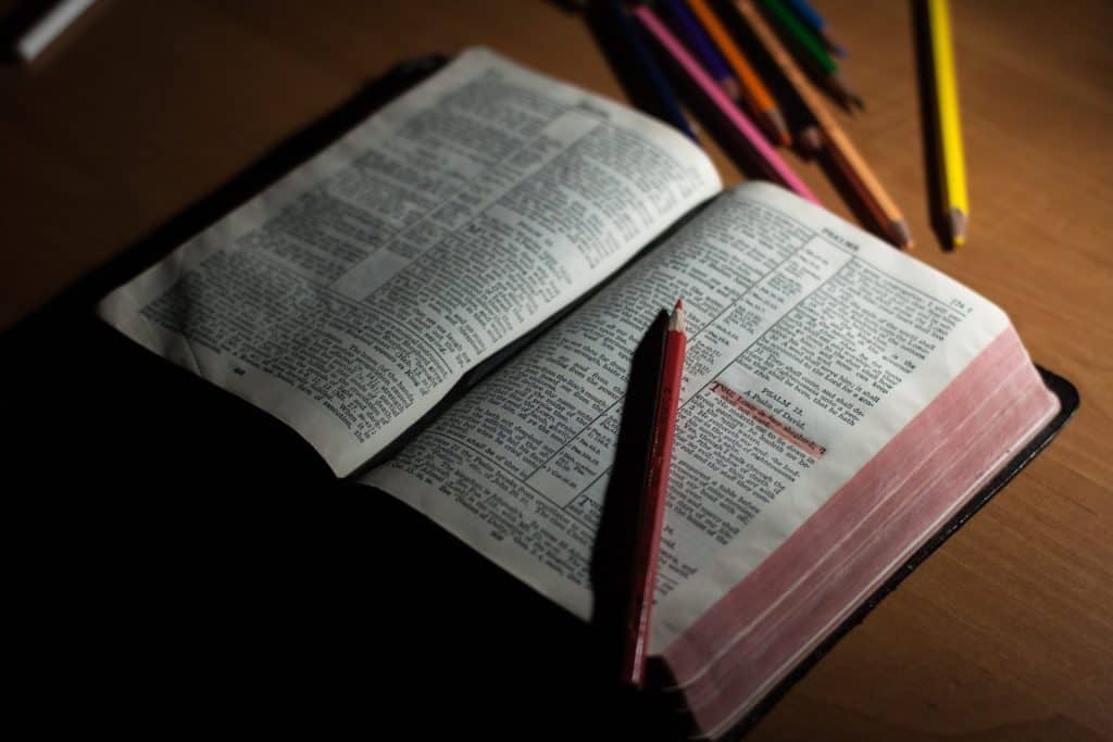 Tarot y la Biblia: lo que Dios dice sobre las cartas del Tarot