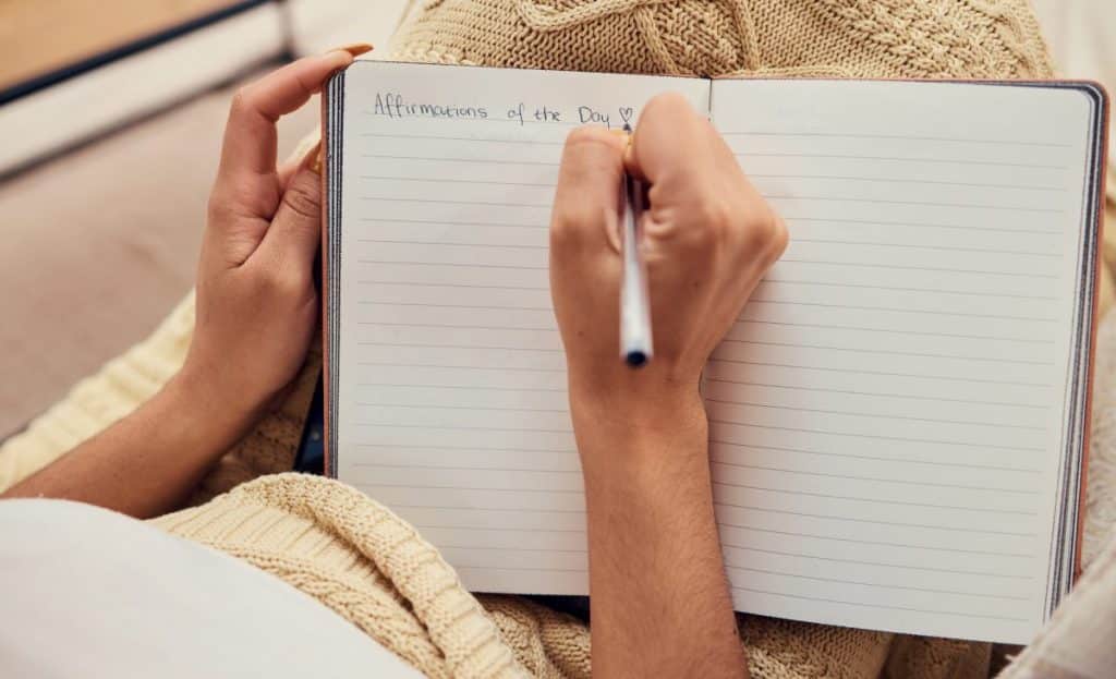 Llevar un diario de gratitud para manifestar tus intenciones