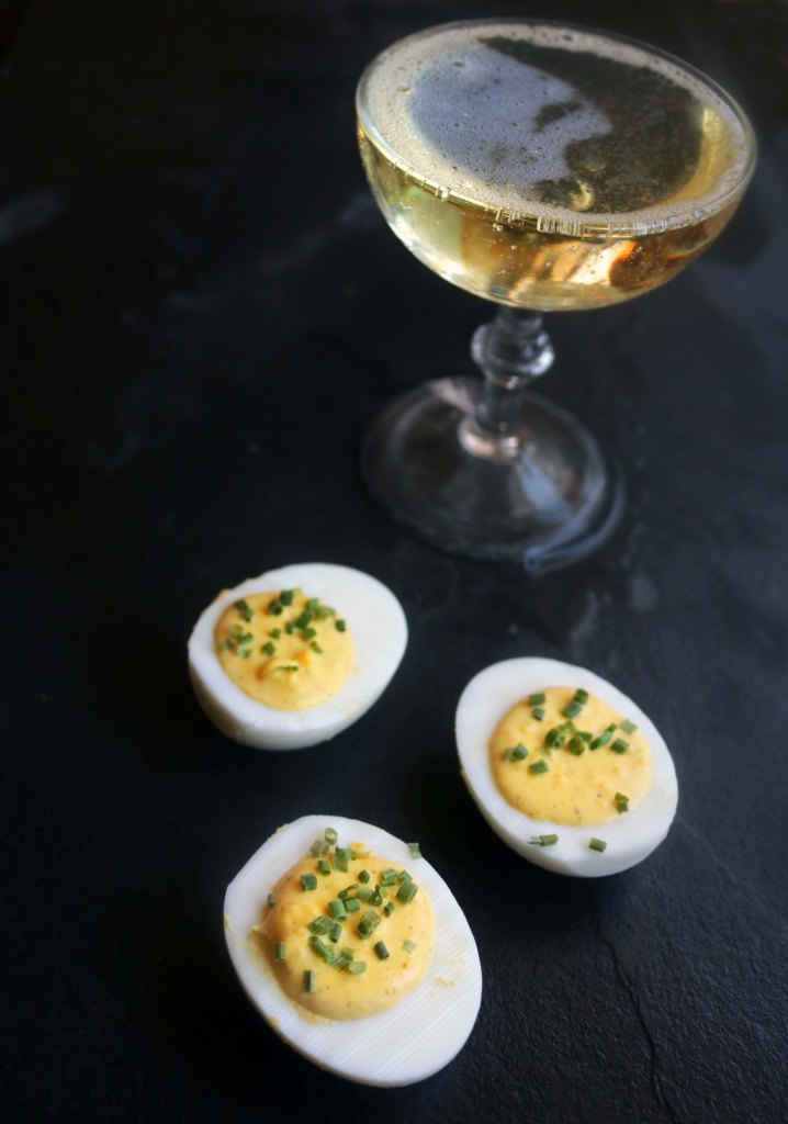 Huevos rellenos con champán: Ostara con una bruja en la cocina