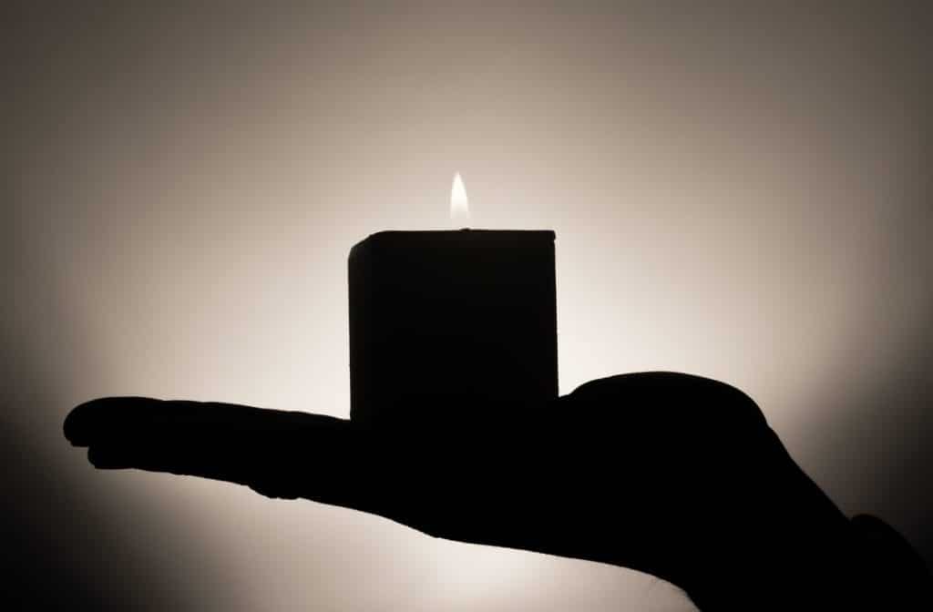 Cómo usar velas para meditación, manifestación y magia