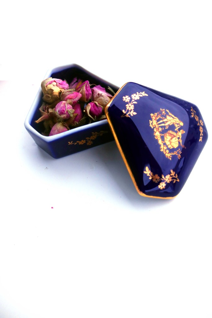 Sales rituales de té verde y rosas de Ostara