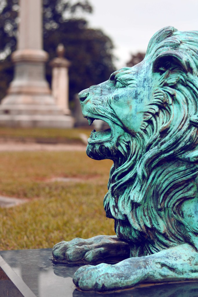 ¿Deberías ir a cazar fantasmas en un cementerio?