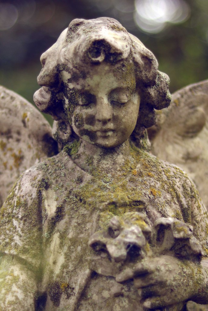 ¿Deberías ir a cazar fantasmas en un cementerio?