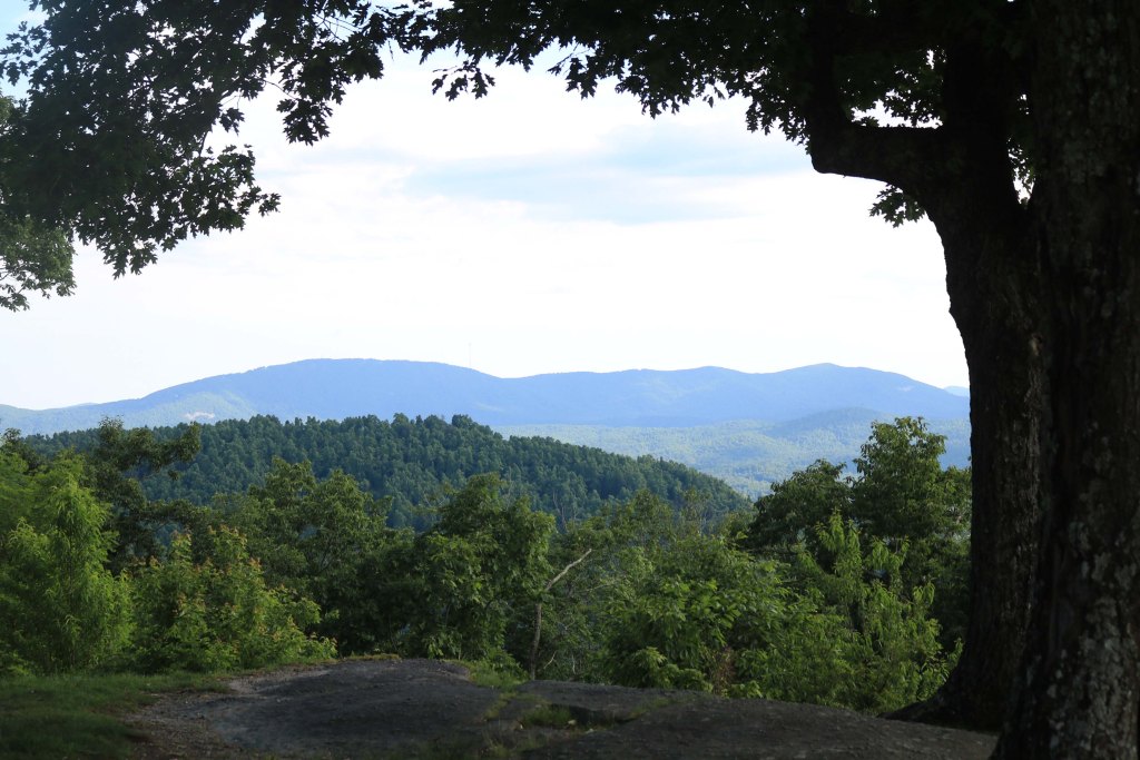 La magia de las montañas Blue Ridge: una guía de viaje pagana