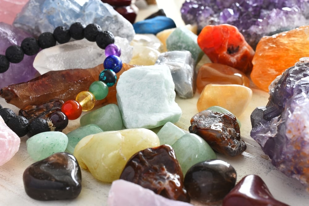 7 significados de las piedras de los chakras y cómo usarlos para desbloquear tus deseos y tu talento