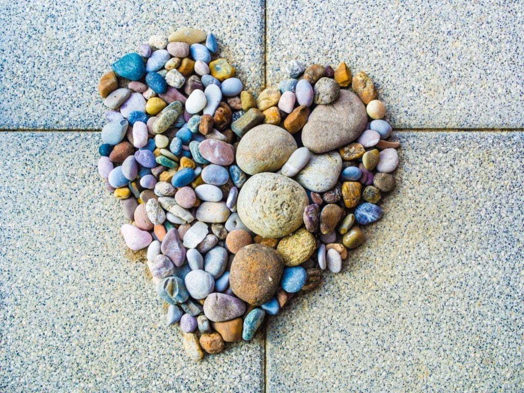 Cómo cargar una piedra con energía de amor: una guía para la energía y la intención positivas
