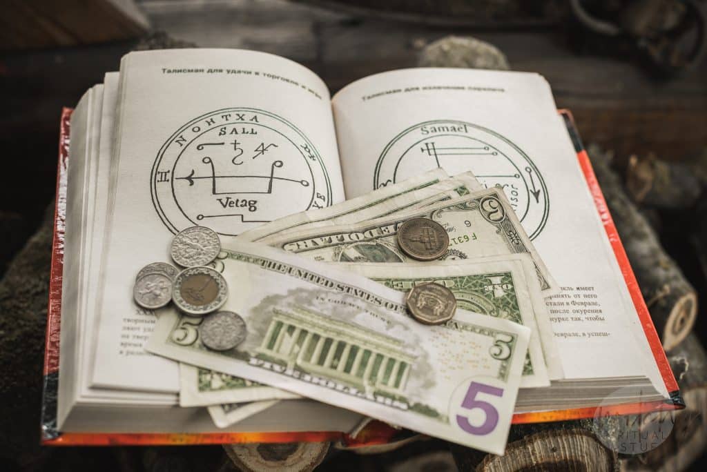 El secreto para atraer el éxito financiero: cómo usar un mantra de dinero