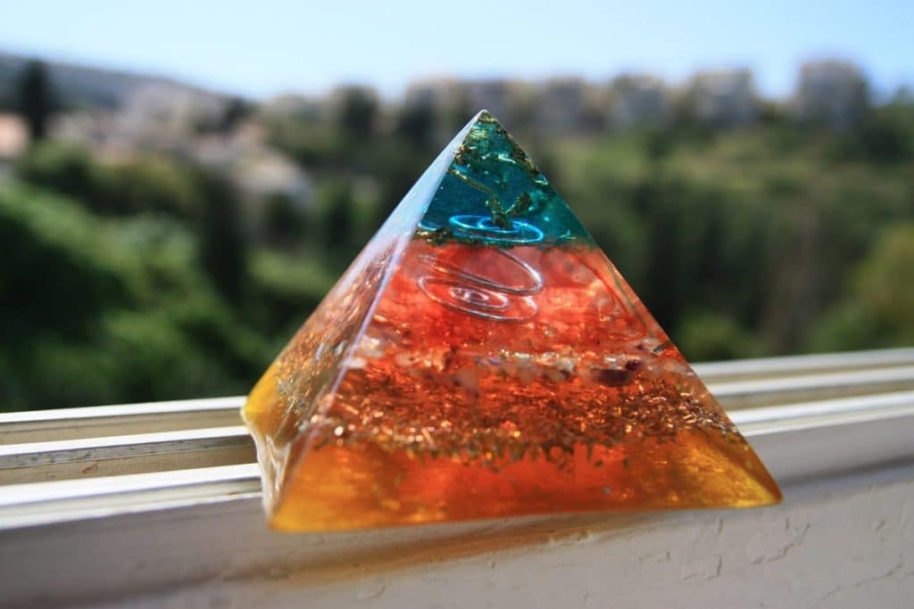 Desbloquee el poder de la pirámide de chakras: una guía completa para comprender y aprovechar su energía interna