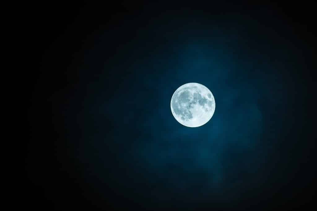 ¿Qué sucede si te manifiestas en luna llena?