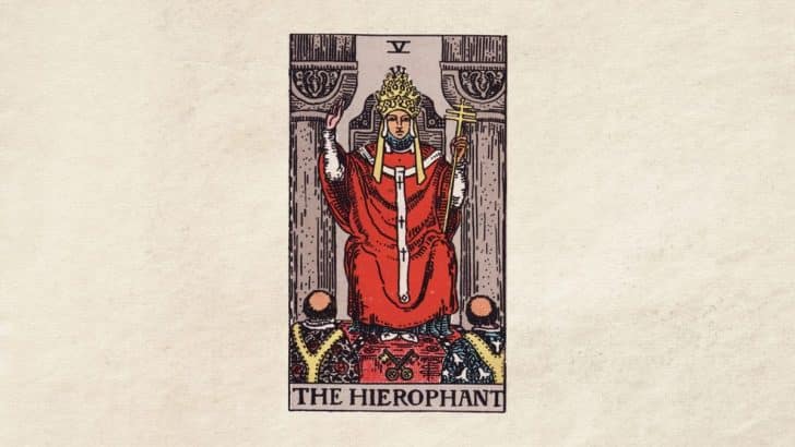 La Carta del Hierofante en el Tarot: Interpretaciones con los Arcanos Mayores