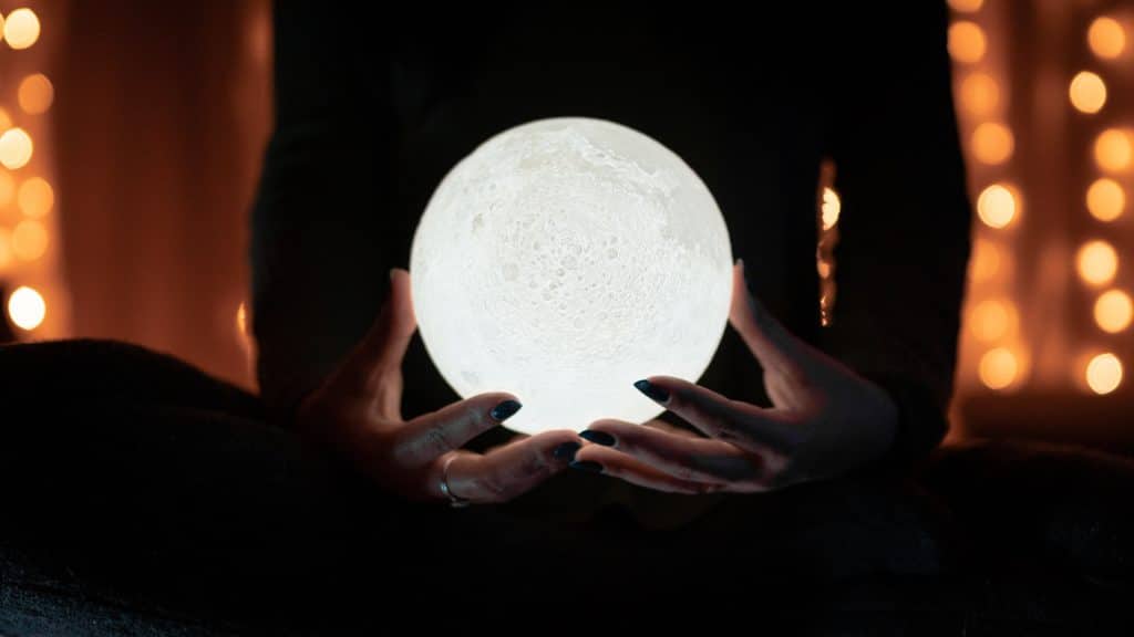Creación de una rutina de autocuidado de bruja: adivinación, trabajo energético, observación de la luna y curación