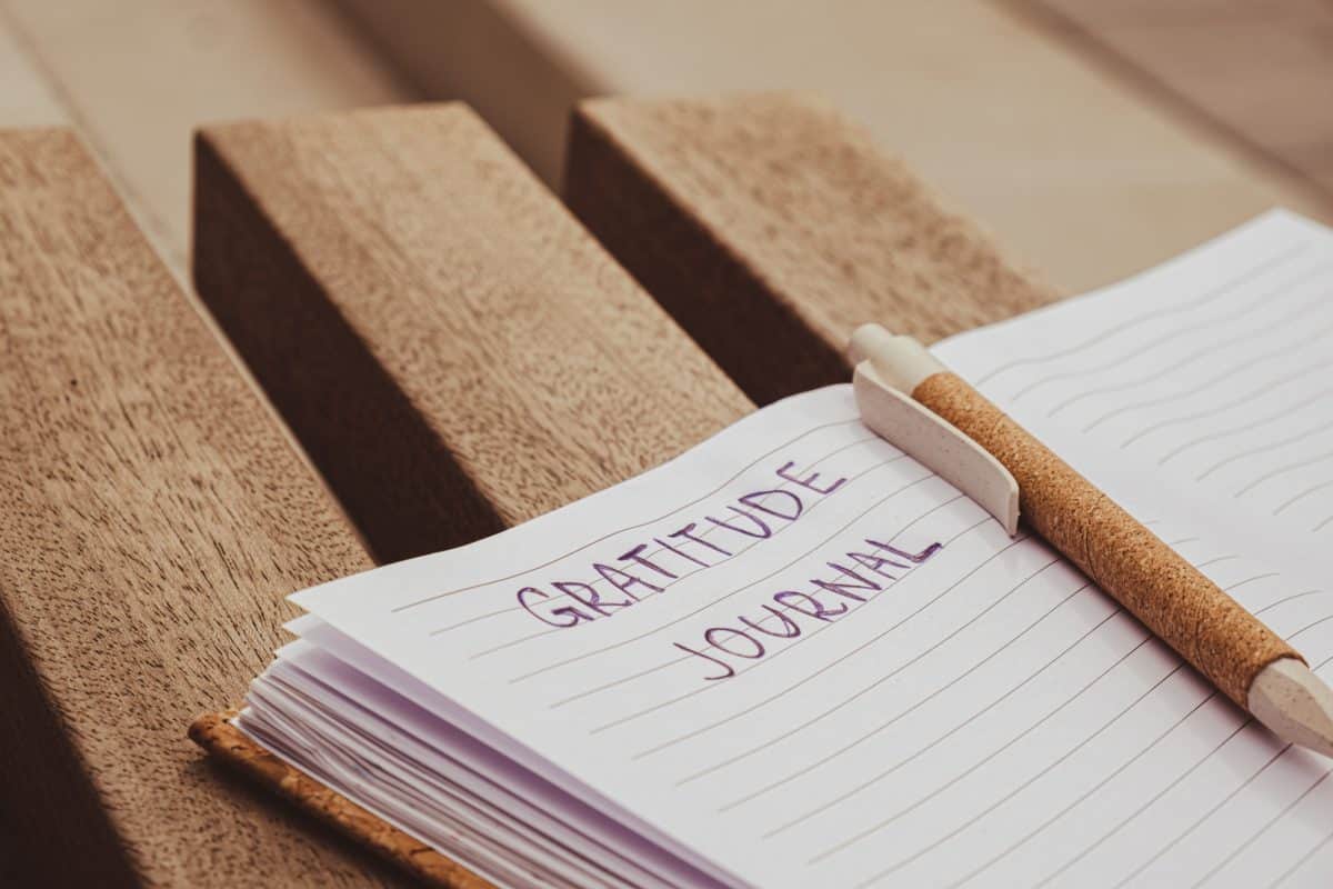Llevar un diario de gratitud para manifestar tus intenciones