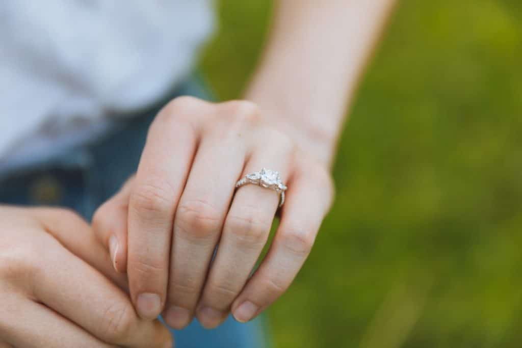 ¿Es mala suerte quitarse el anillo de compromiso?